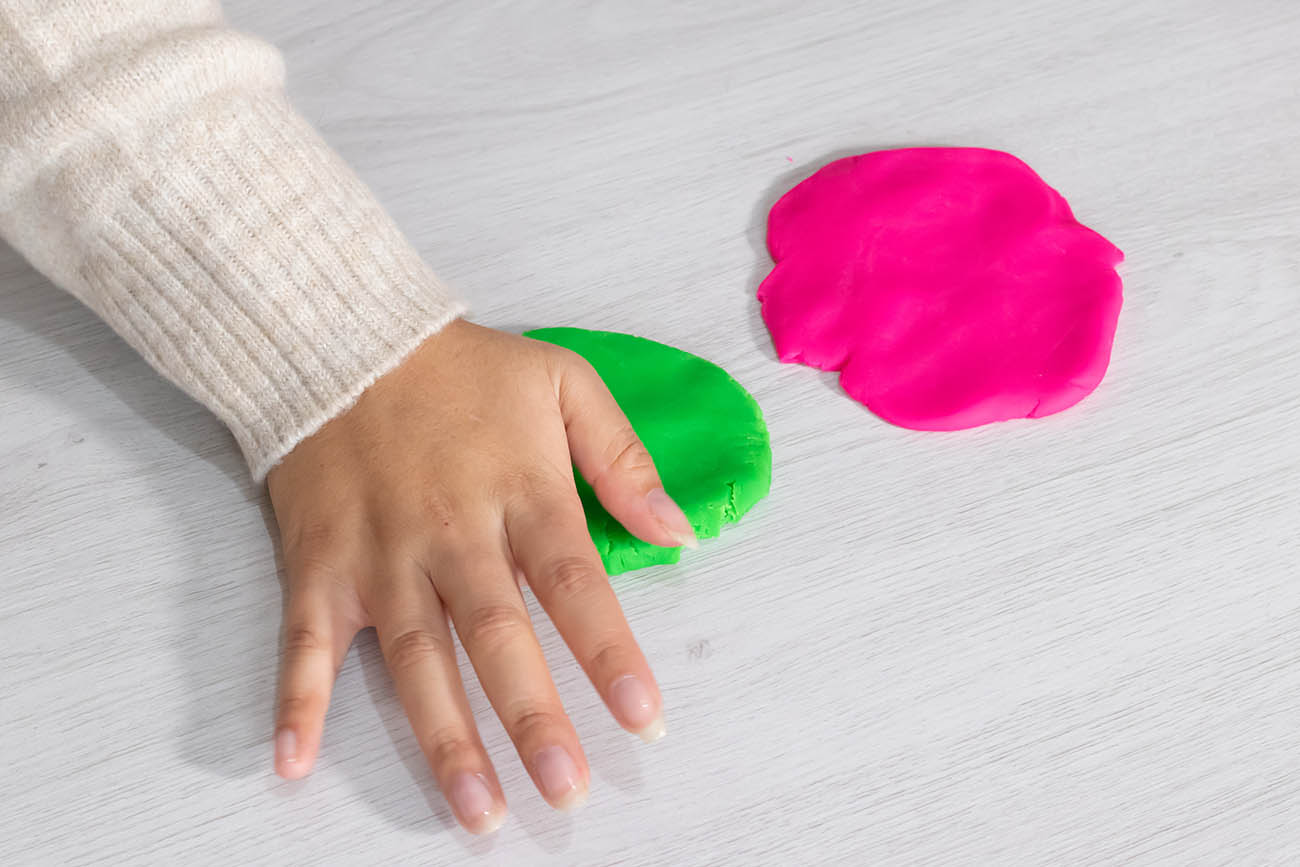 Une déformation permanente sur une boule de pâte à modeler