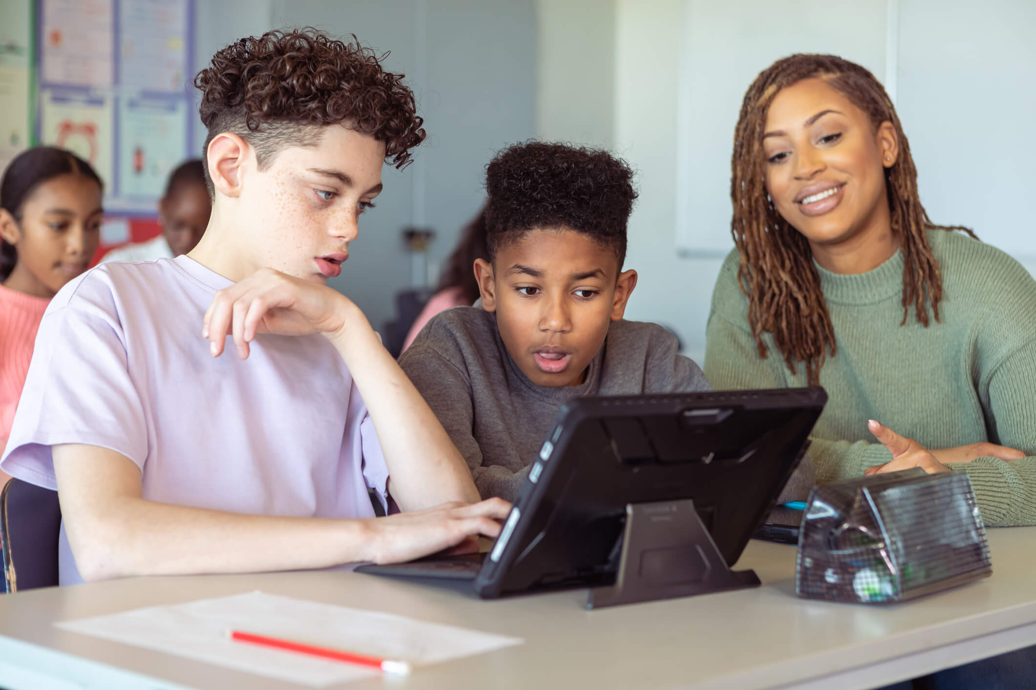 Deux élèves avec une enseignante.