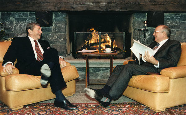 Photo of a meeting between Gorbachev and Reagan.