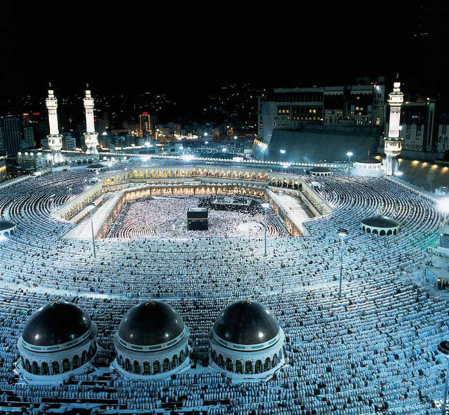 La mosquée de La Mecque envahie par les pèlerins. Au centre de la place, la Kaaba trône.