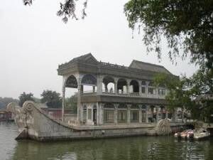 Un pavillon tout en marbre représentant un bateau construit sur les rives du lac