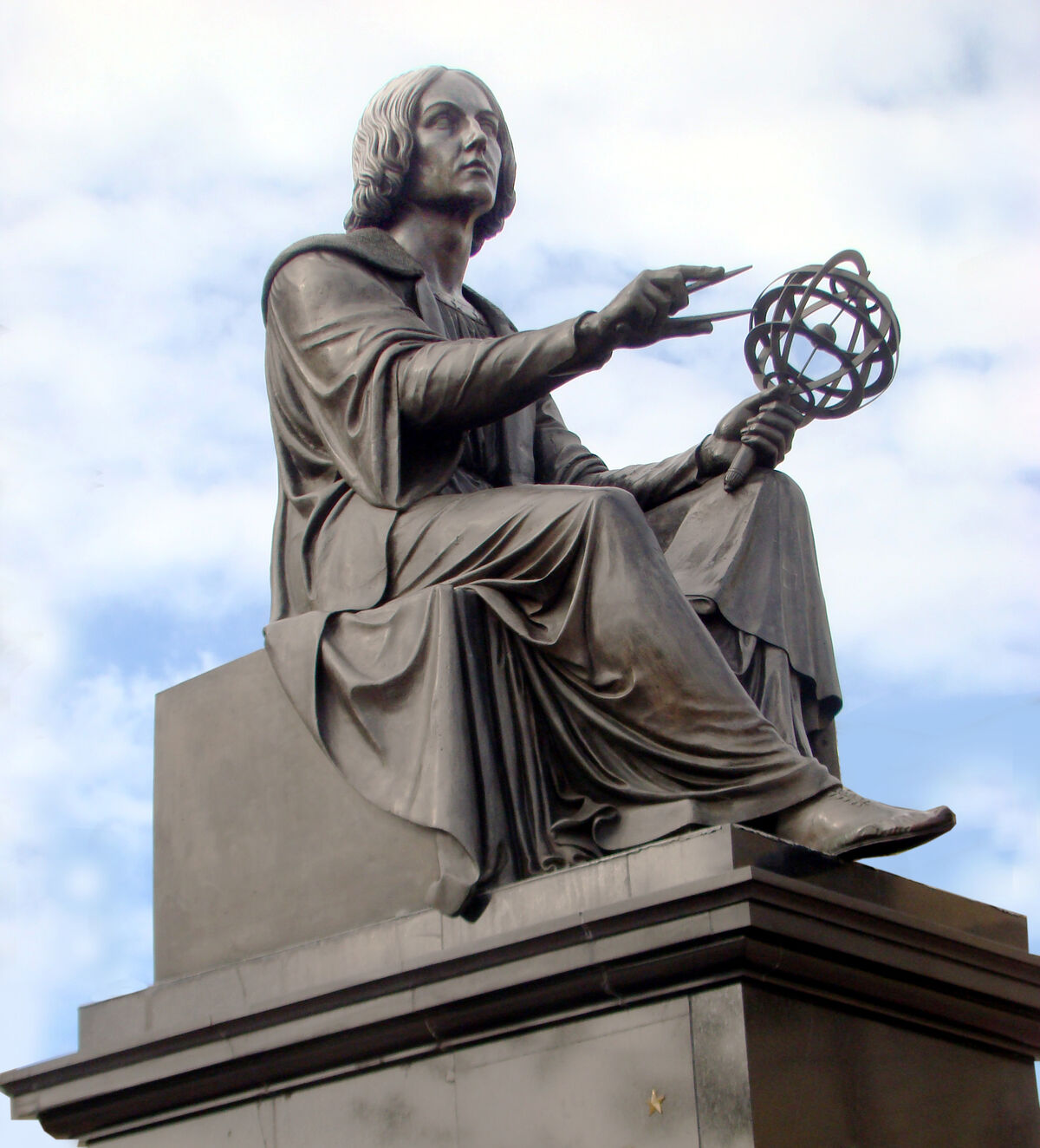 Statue de Nicolas Copernic devant l'Académie des sciences en Pologne