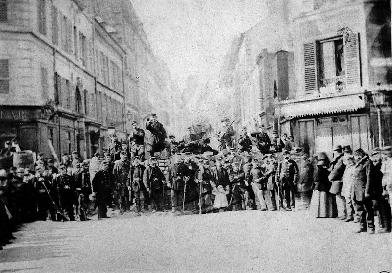 Les Parisiens préparaient des barricades pour empêcher l’arrivée des soldats