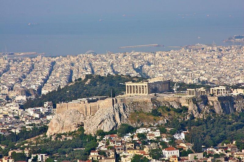 L'Acropole d'Athènes regroupait plusieurs temples, dont celui d'Athéna, la déesse protectrice de la cité. Sur l'image, le gros temple sur l'Acropole se nomme le Parthénon.