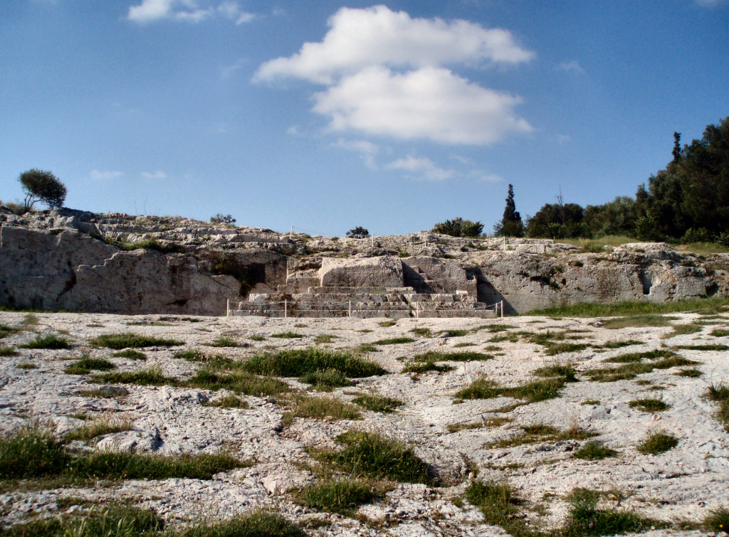 ​La colline de la Pnyx et son estrade de pierre. C'est sur ce monticule que devaient monter les citoyens qui souhaitaient s'adresser à l'Ecclésia.