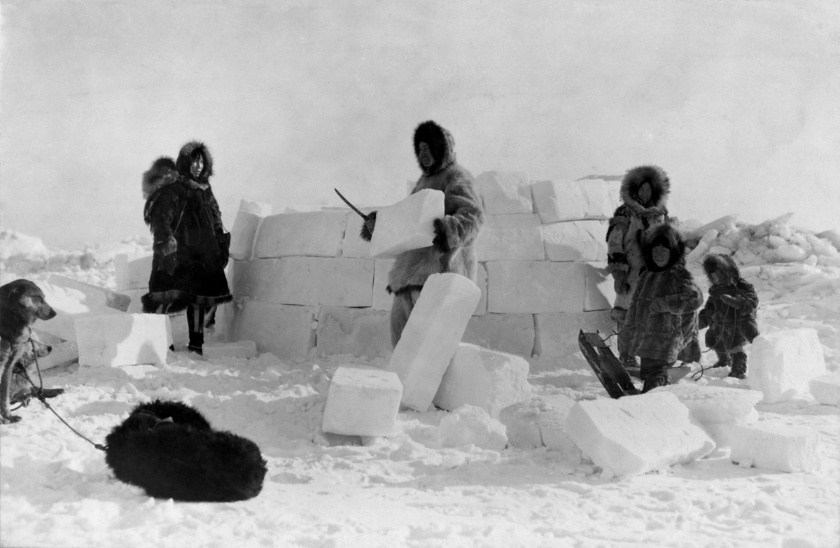 ​La construction d'un igloo, un abri qui peut protéger une famille des conditions hivernales