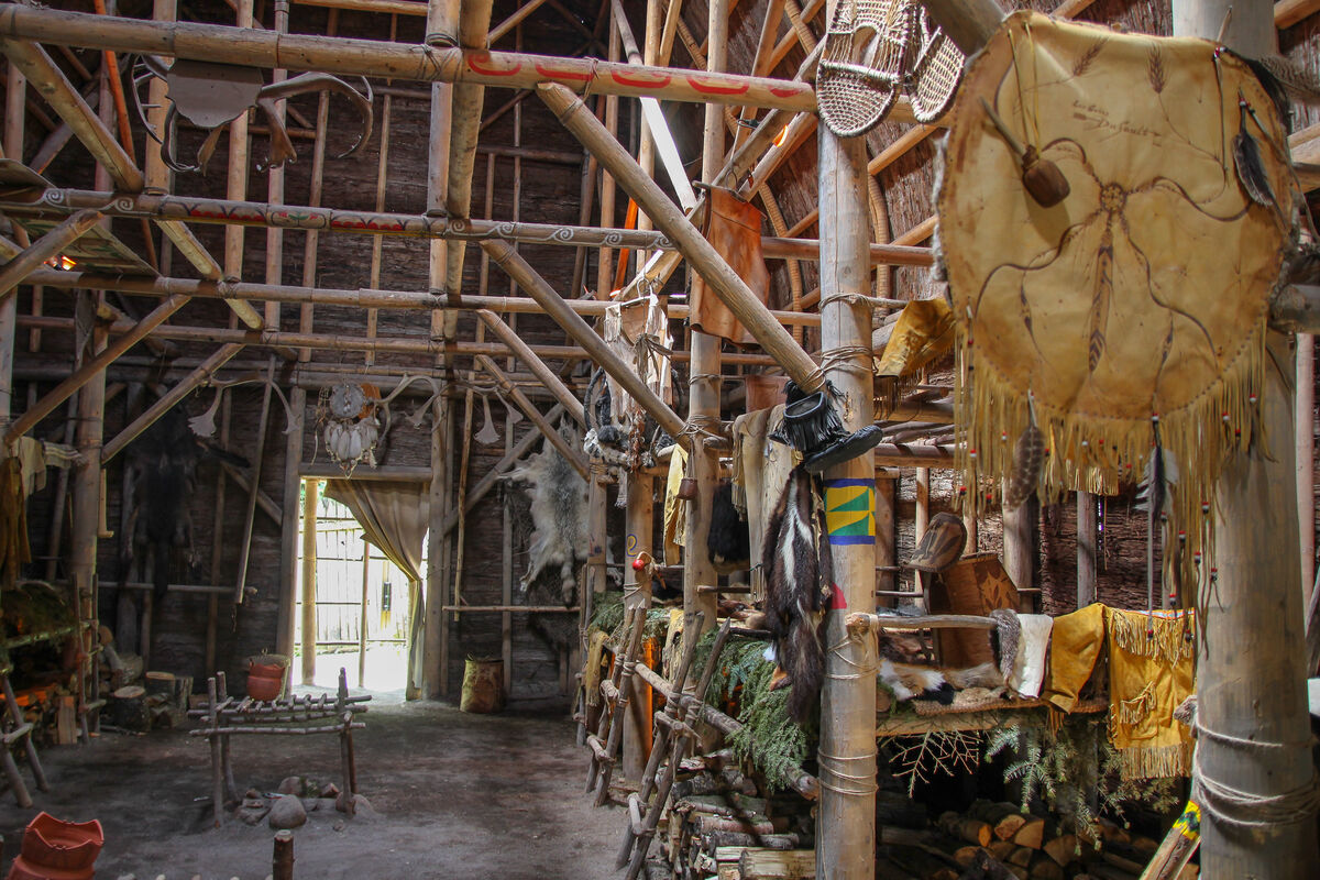 ​Représentation de l'intérieur d'une maison longue