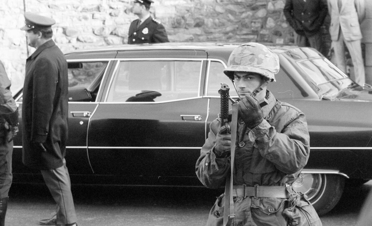 Des soldats de l'armée canadienne sont postés à Montréal.