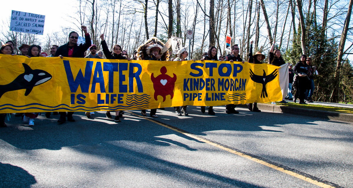 Une marche contre l’expansion de l’oléoduc Trans Mountain en mars 2018 à Burnaby, en Colombie-Britannique, au Canada. 