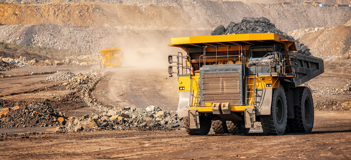 Camion transportant du charbon dans une mine