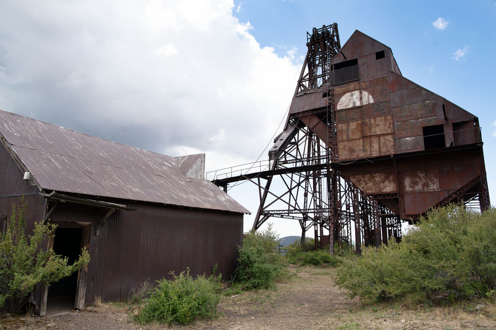 Bâtiments d’une mine d’or abandonnée