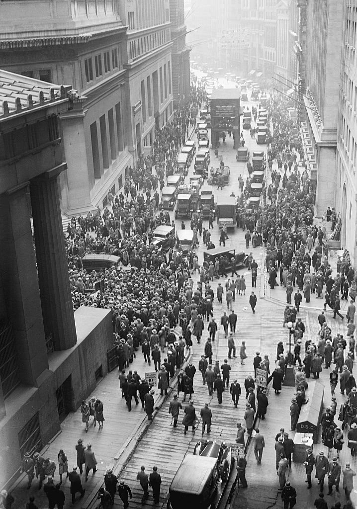 A crowd outside the New York Stock Exchange building shortly after the crash in October 1929.