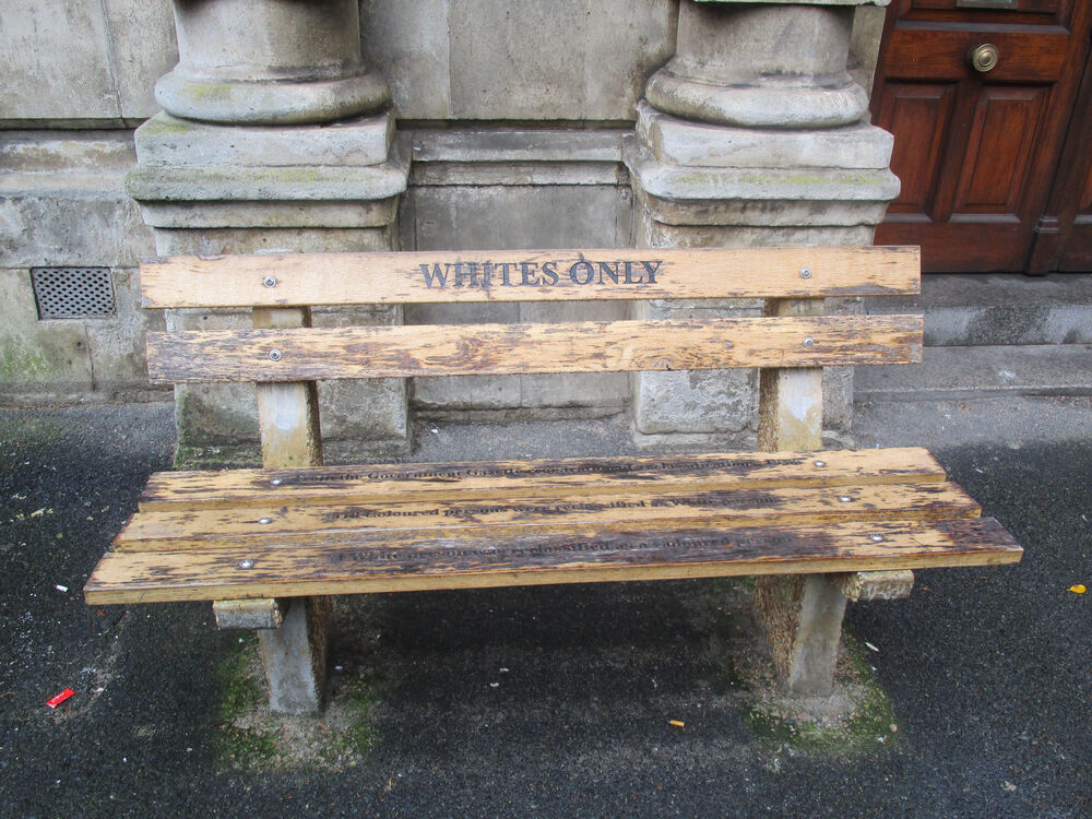 Banc public avec l’indication : « Blancs seulement »