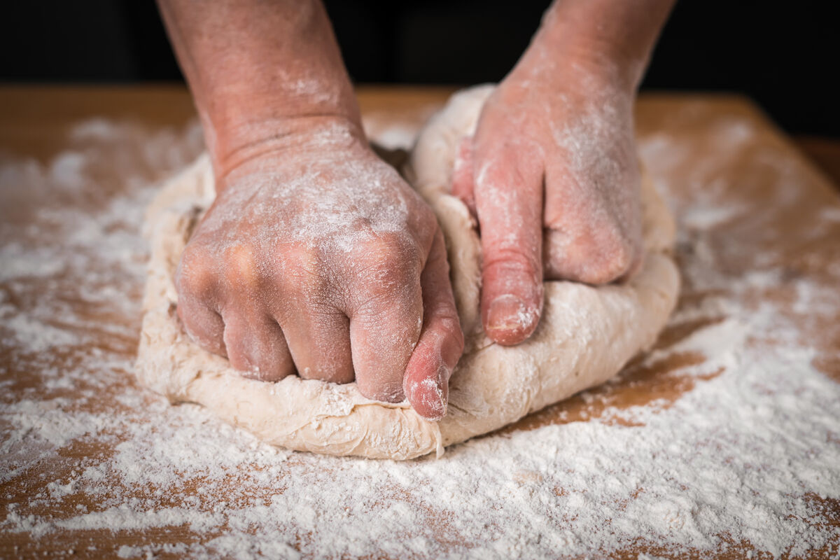 Une force de compression sur une boule de pâte