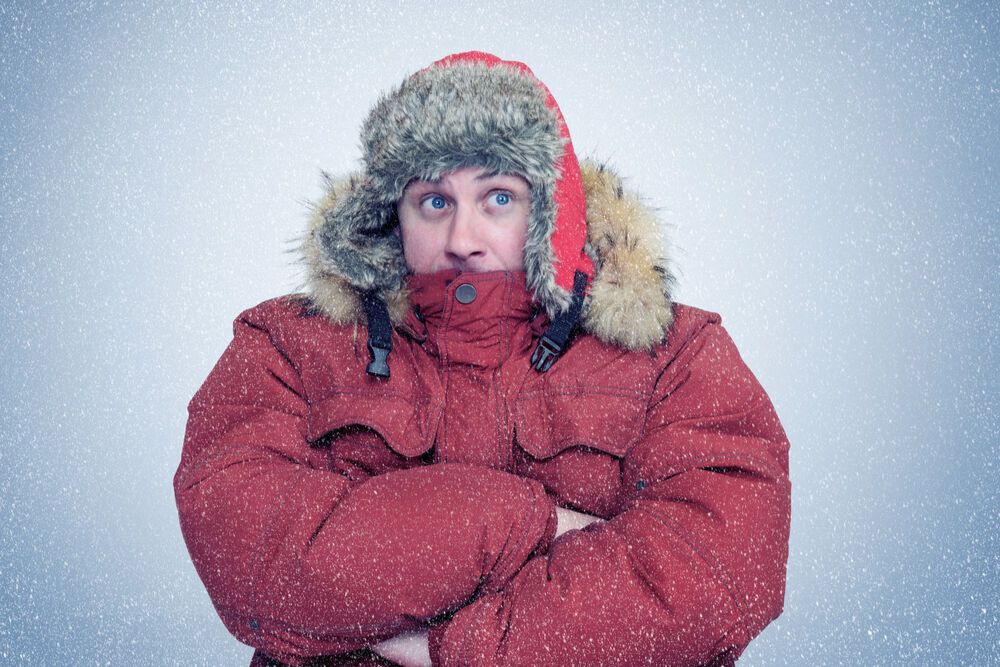 Homme portant un manteau d’hiver et une tuque