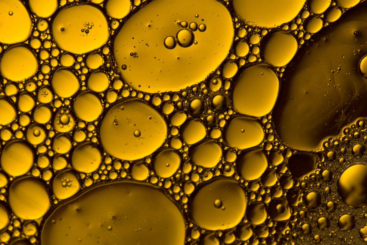 Under the microscope, air bubbles can be seen trapped in the fat of the mayonnaise.