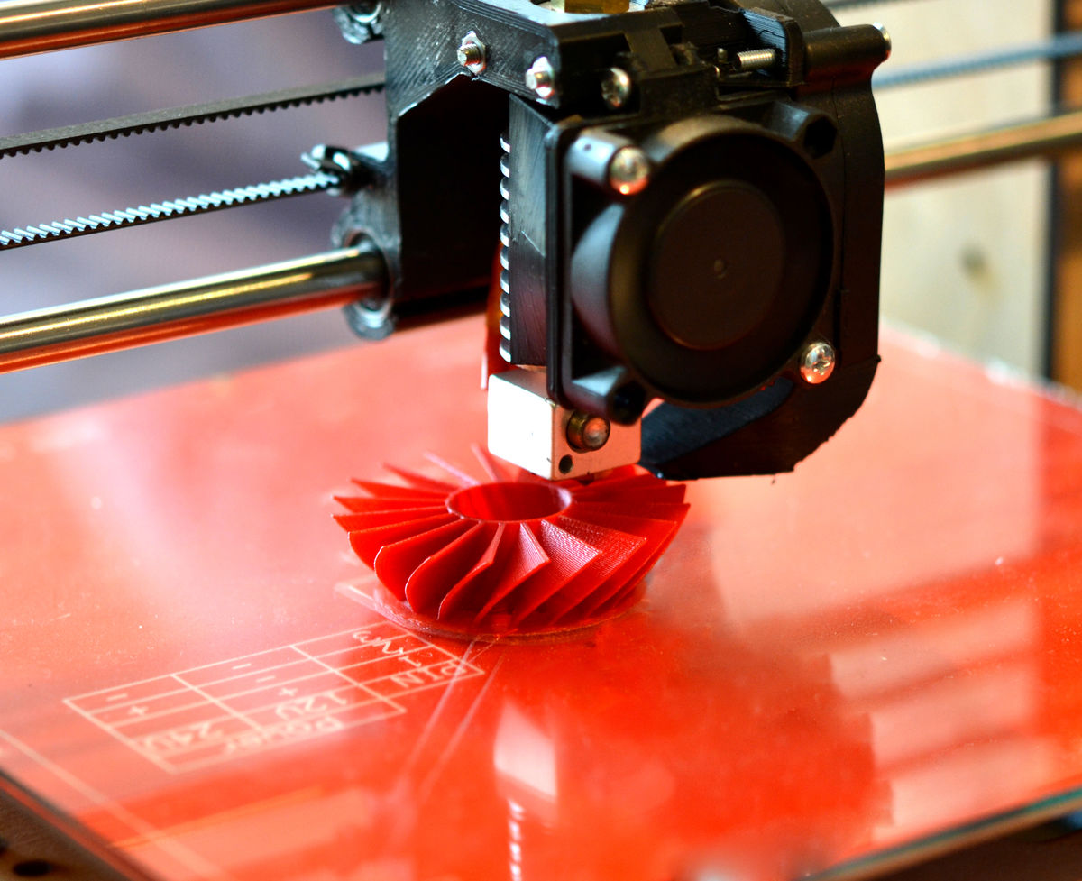 Printing a plastic piece using 3D printing.