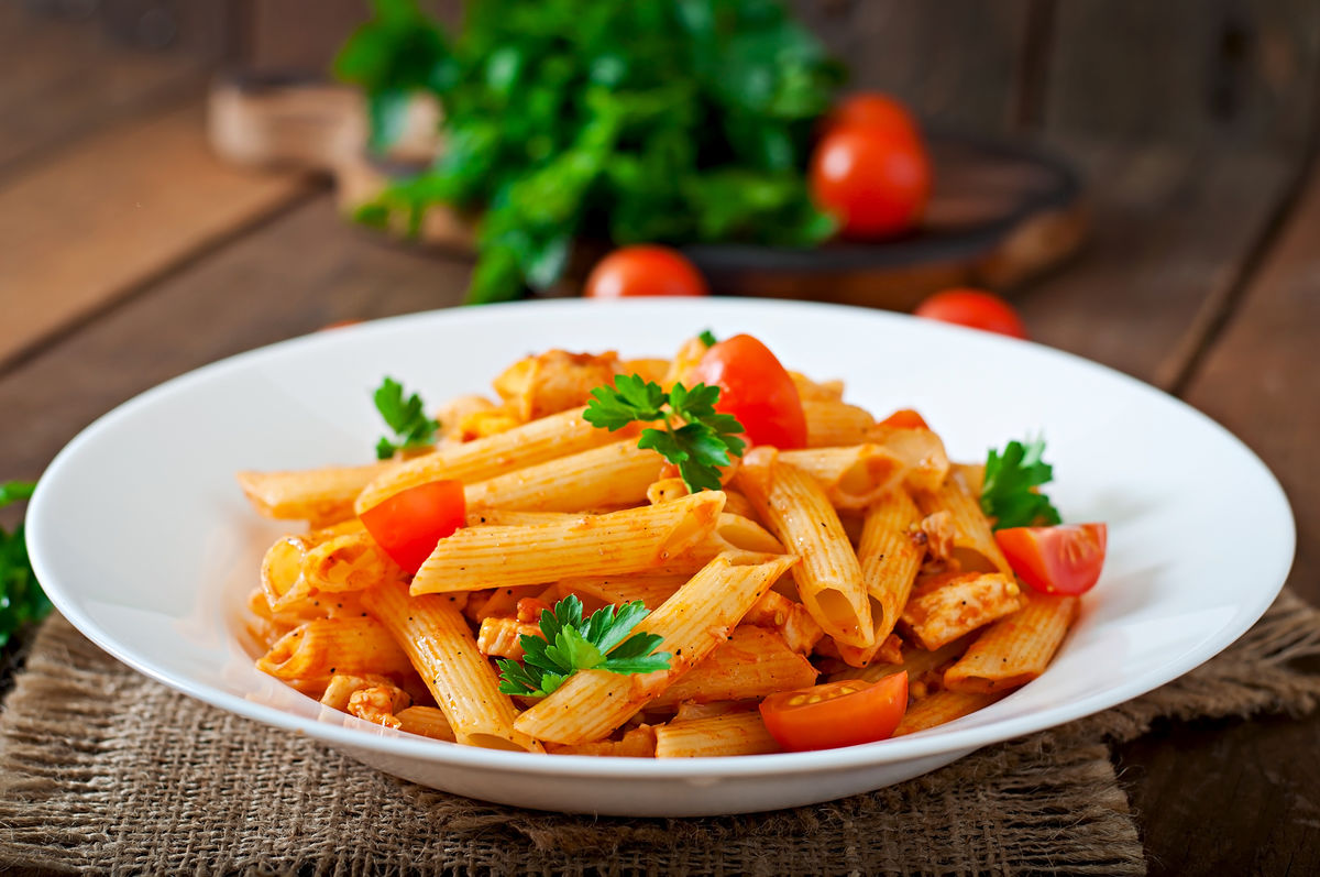 Une assiette de pennes aux tomates