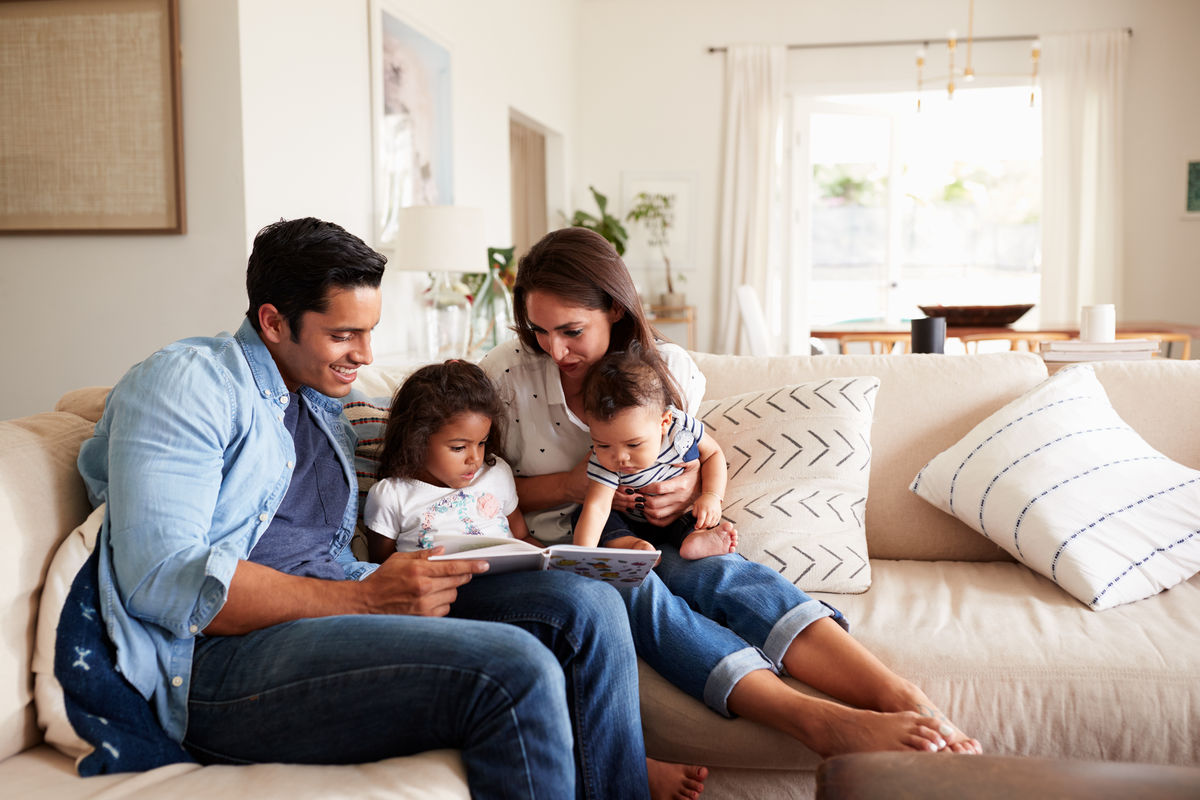 Deux parents et leurs jeunes enfants