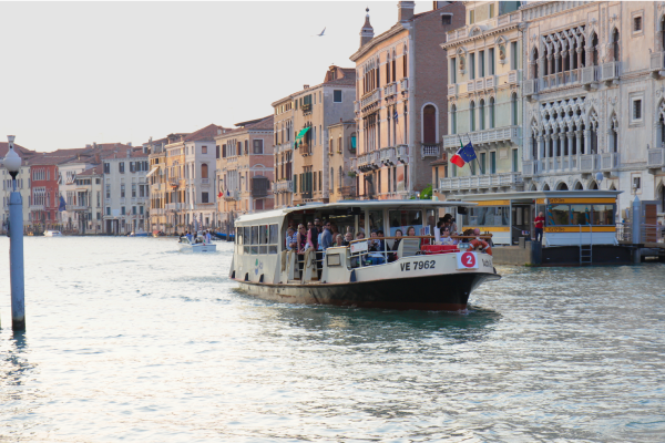 Un bateau-bus circulant dans Venise.