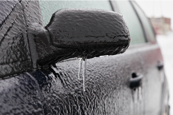 Une couche de verglas après des précipitations de pluie verglaçante.