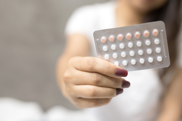 Une tablette de 28 comprimés de pilule contraceptive.