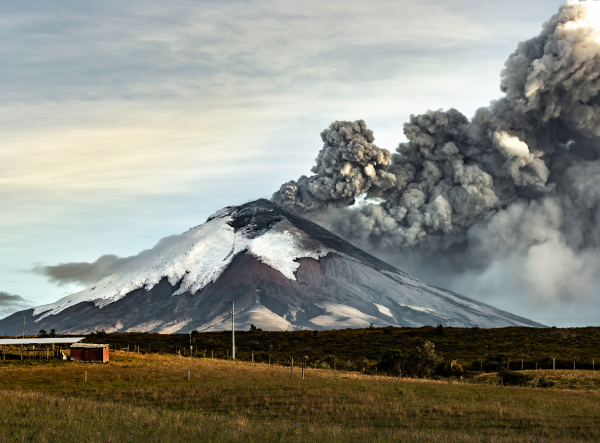 Le volcan Cotopaxi en éruption.