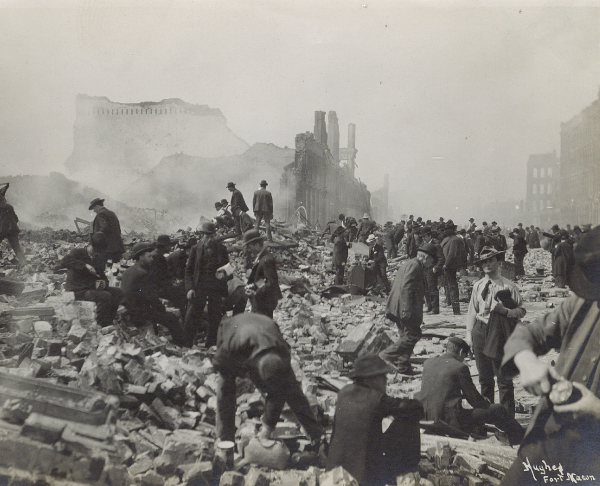 Photographie de San Francisco après le tremblement de terre montrant des personnes fouillant dans les décombres.