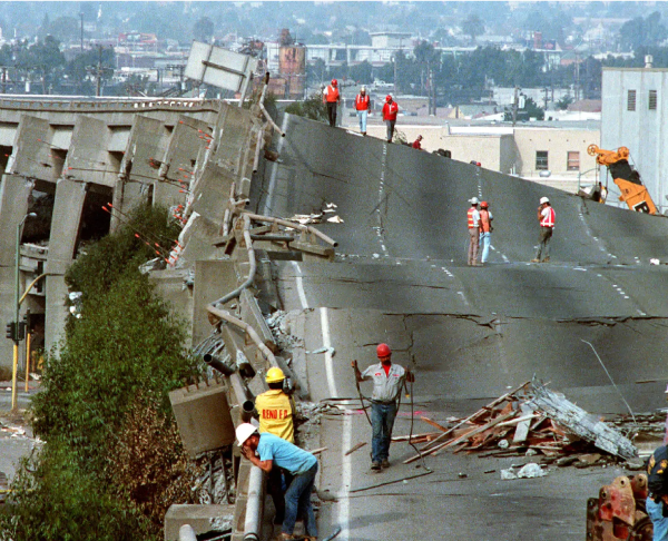 Photographie de la Nimitz Freeway après son effondrement.