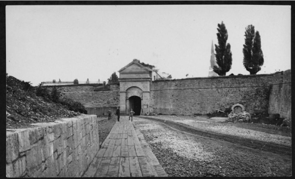 Photographie de la porte Saint-Louis vers 1870.