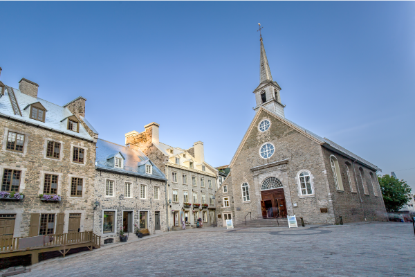 Photographie d’une partie de la place Royale incluant l’église Notre-Dame-des-Victoires.