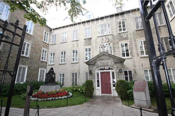 Photographie de la cour et de l’entrée du monastère des Ursulines.