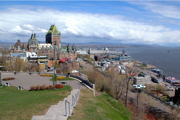 Photographie de la terrasse Dufferin et du Château Frontenac.