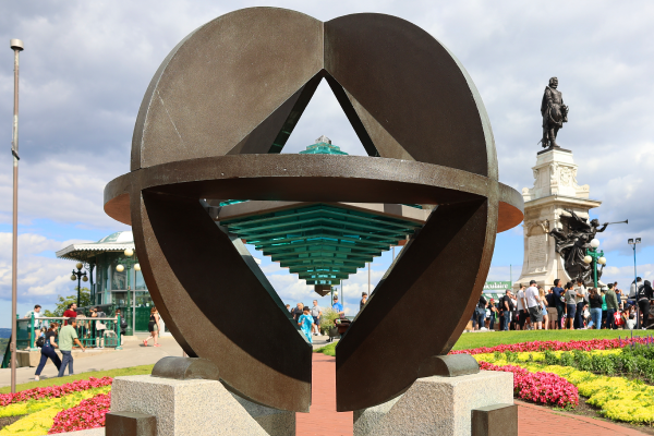 Photographie du monument de l’UNESCO à Québec.