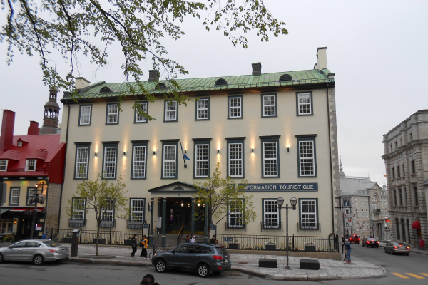 Une photographie d’un bureau d’information touristique dans le Vieux-Québec.