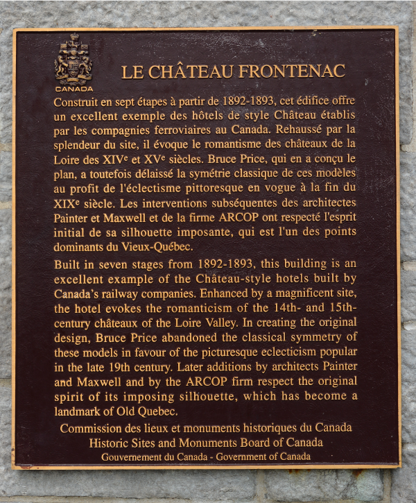 Photographie d’une plaque descriptive du Château Frontenac.