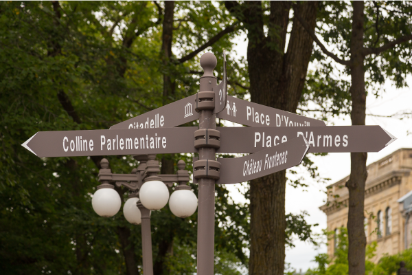 Photographie d’un panneau indiquant les principaux lieux touristiques du Vieux-Québec.