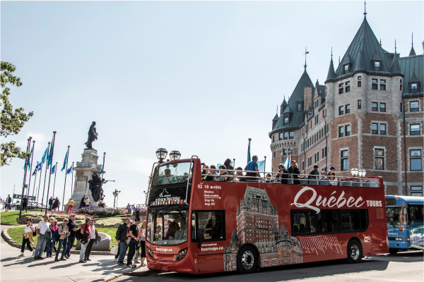 Photographie d’un autobus touristique dans le Vieux-Québec.