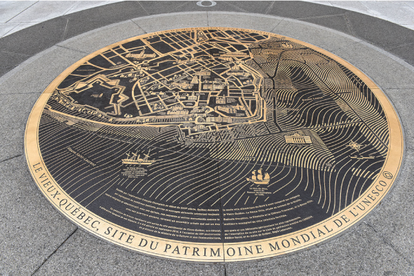 Photographie du médaillon de bronze du 30e anniversaire de l’inscription du Vieux-Québec à l’UNESCO.