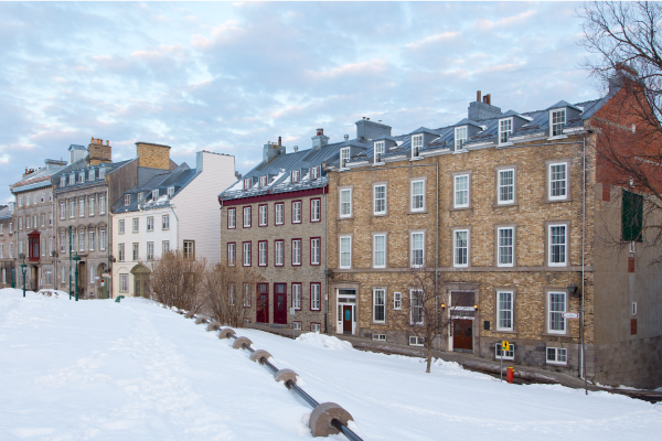 Photographie d’une rangée de maisons dans le Vieux-Québec.