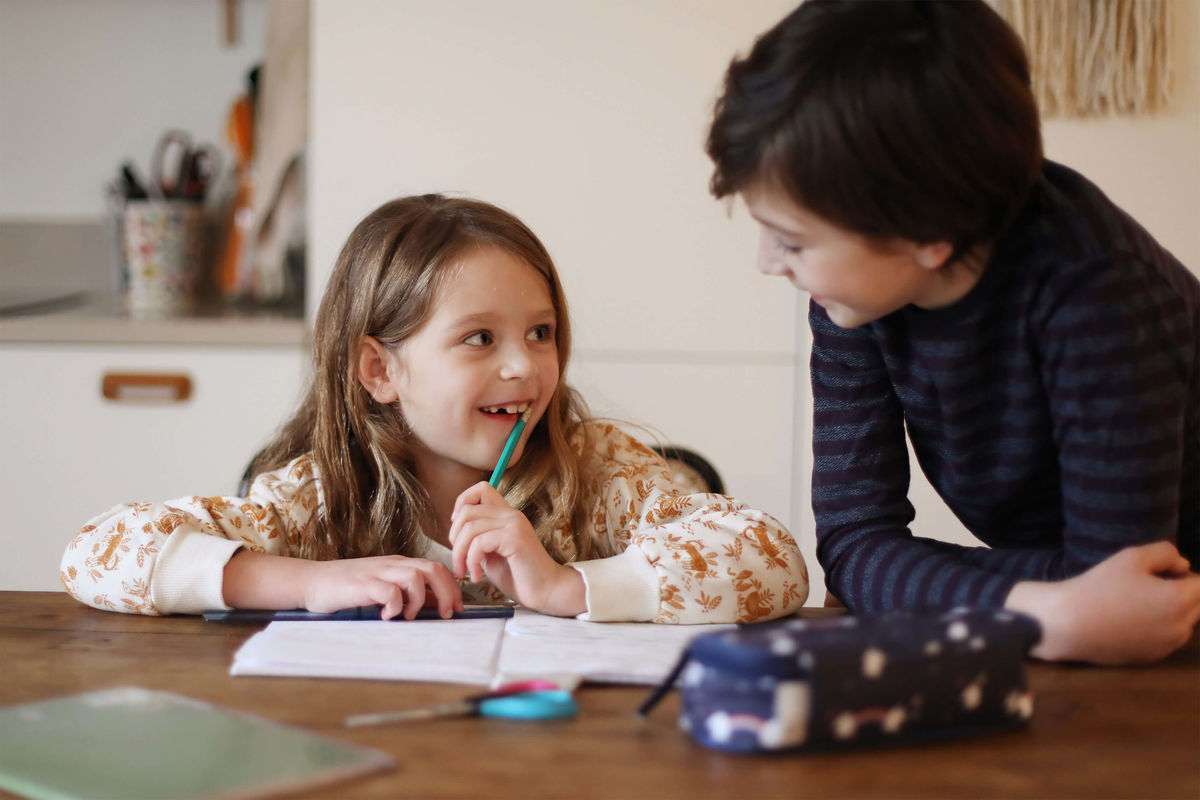 Favoriser la collaboration entre frères et sœurs pendant les devoirs