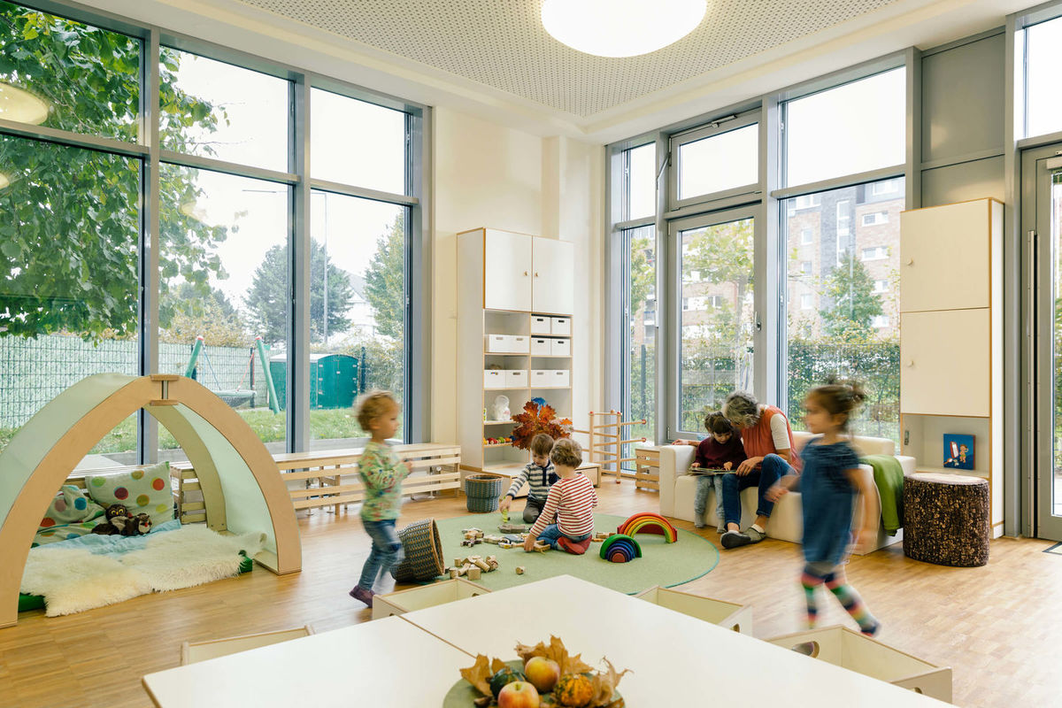 Enfants qui jouent dans le coin jeu de leur classe de maternelle