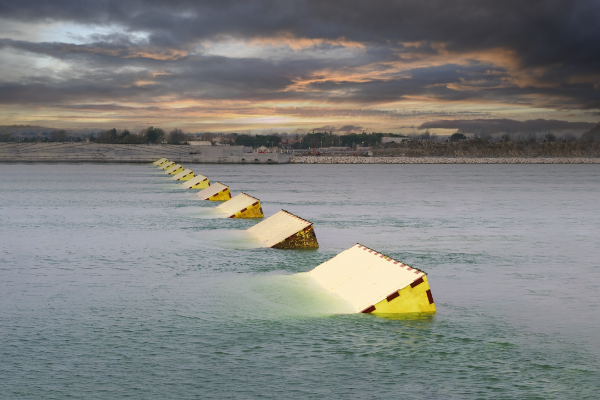 Photographie des digues formant le système MOSE lorsqu’elles sont à la surface de l’eau.