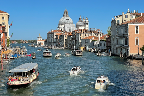 Photographie de bateaux circulant sur le Grand canal.