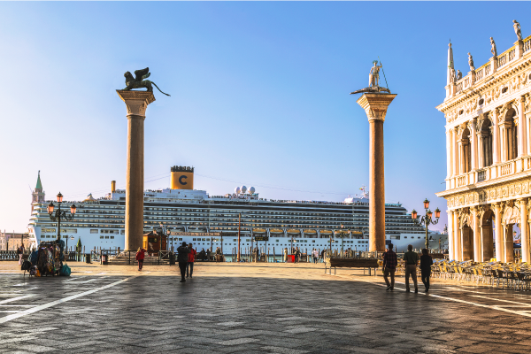 Un bateau de croisière devant la place Saint-Marc.