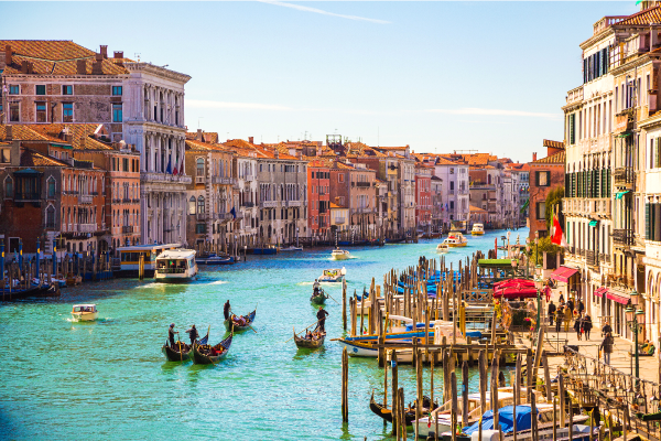 Photographie d’un canal dans la ville de Venise.
