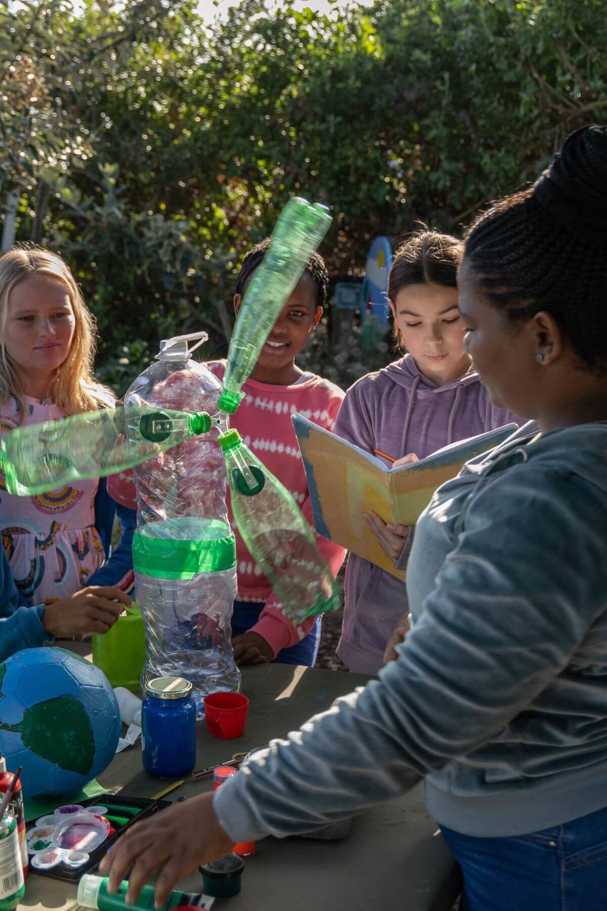 Enfants qui bricolent avec du matériel recyclé