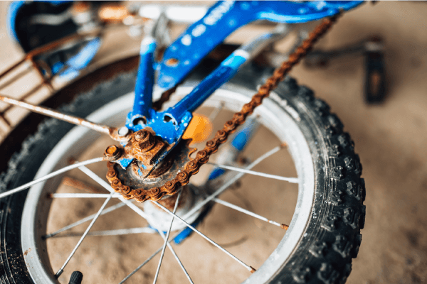 La photographie d’une chaine de vélo rouillée.