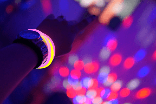 Une photographie de bracelets lumineux.