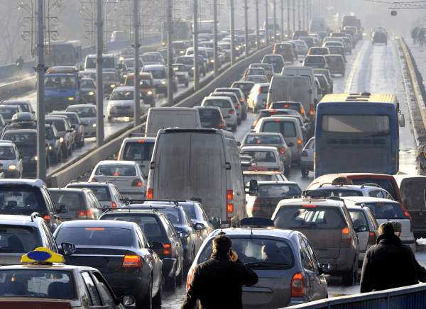 Photographie d’un trafic dense de véhicules sur un réseau routier.